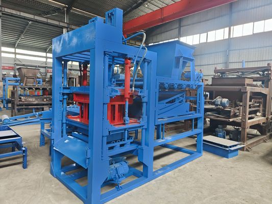 Verzoek van de klant Porieuze bakstenenmachine met vergrendelde gekleurde blokvormen