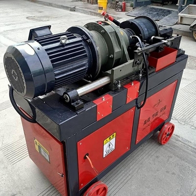 Rolmachine voor het gemakkelijk bedienen van stalen draad in de bouw