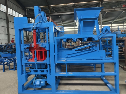 Semi-automatische moddersteenmachine met 12000 stuks/8 uur productiecapaciteit