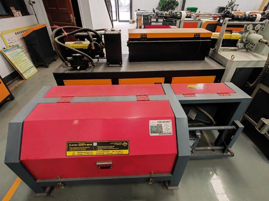 Gestraalmachine voor het rechtzetten en snijden van stalen draad