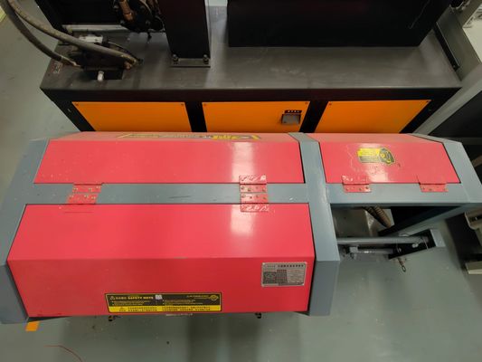 Gestraalmachine voor het rechtzetten en snijden van stalen draad