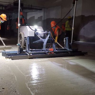 Inrichtingsapparatuur voor het leggen en gladmaken van beton met dubbelbesturend lasersysteem